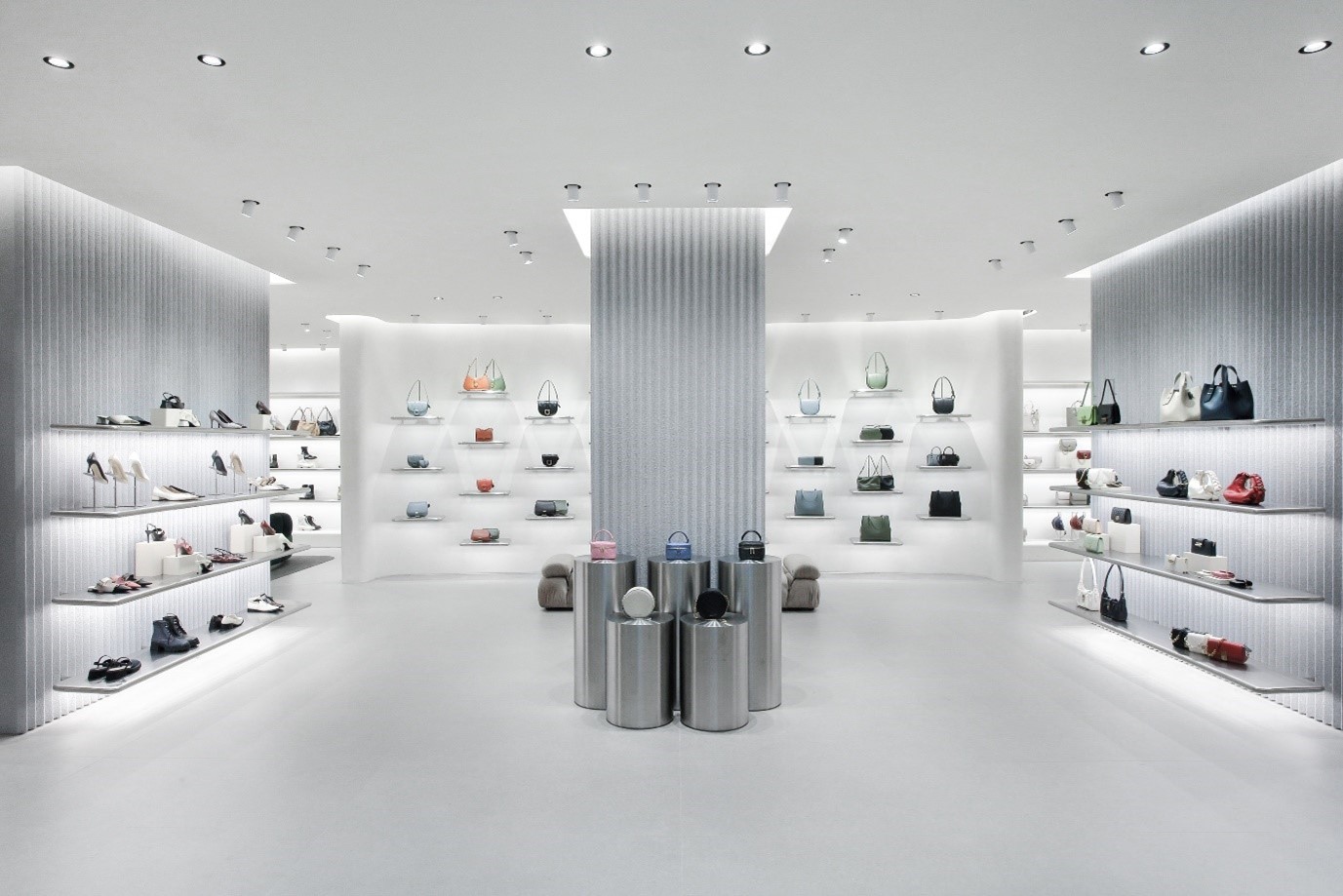 Spanning over 302 square metres, the Kaohsiung boutique is the largest out of the eight CHARLES & KEITH stores in Taiwan and encapsulates the brand's 6th generation store concept with the introduction of gradual curves and fluid lines while retaining a minimal colour scheme to achieve a clean, pared-back and modern aesthetic.