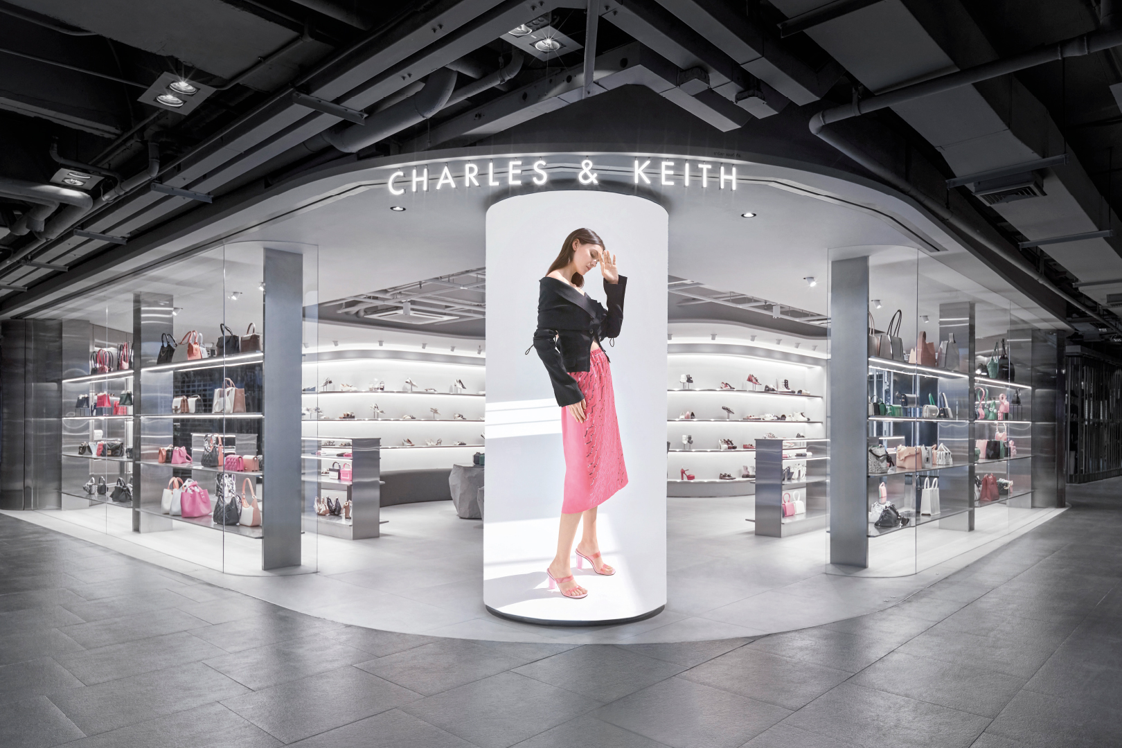 Siam Square, Bangkok unveiled CHARLES & KEITH's refreshed boutique, featuring a new store concept and boasting the brand’s first ever circular LED wrapped column that sets the tone of the season and draws attention of passers-by.